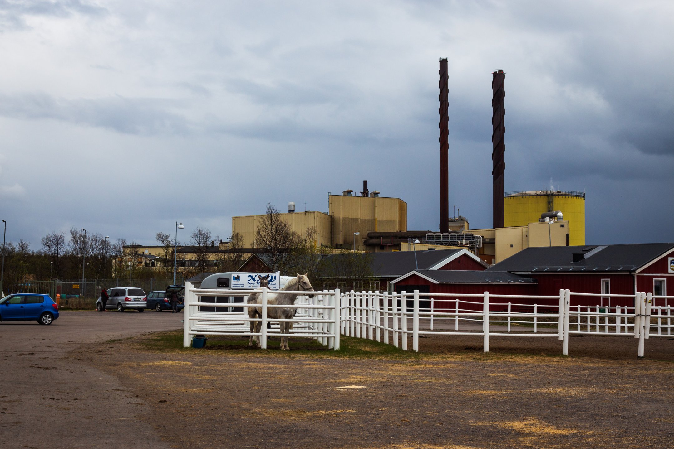 Kiruna ridklubb med värmeverket i bakgrunden